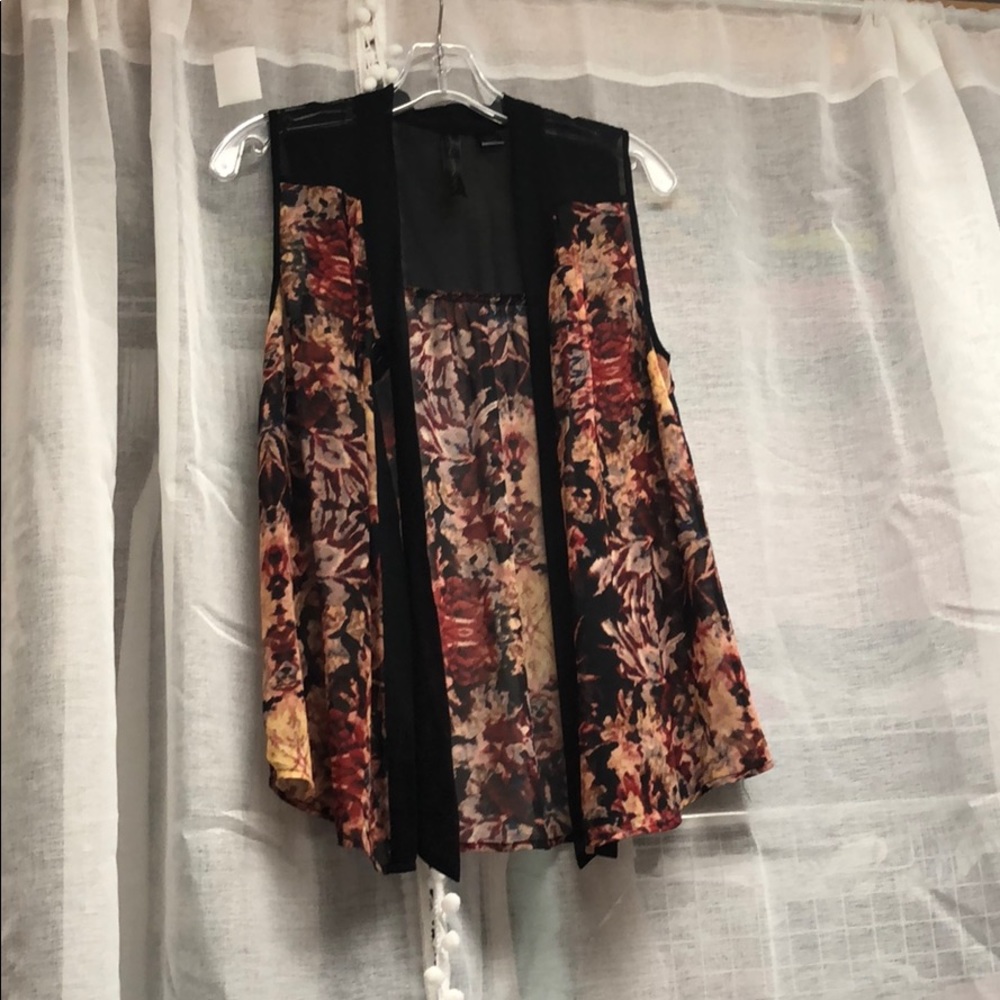 Floral sleeveless button up